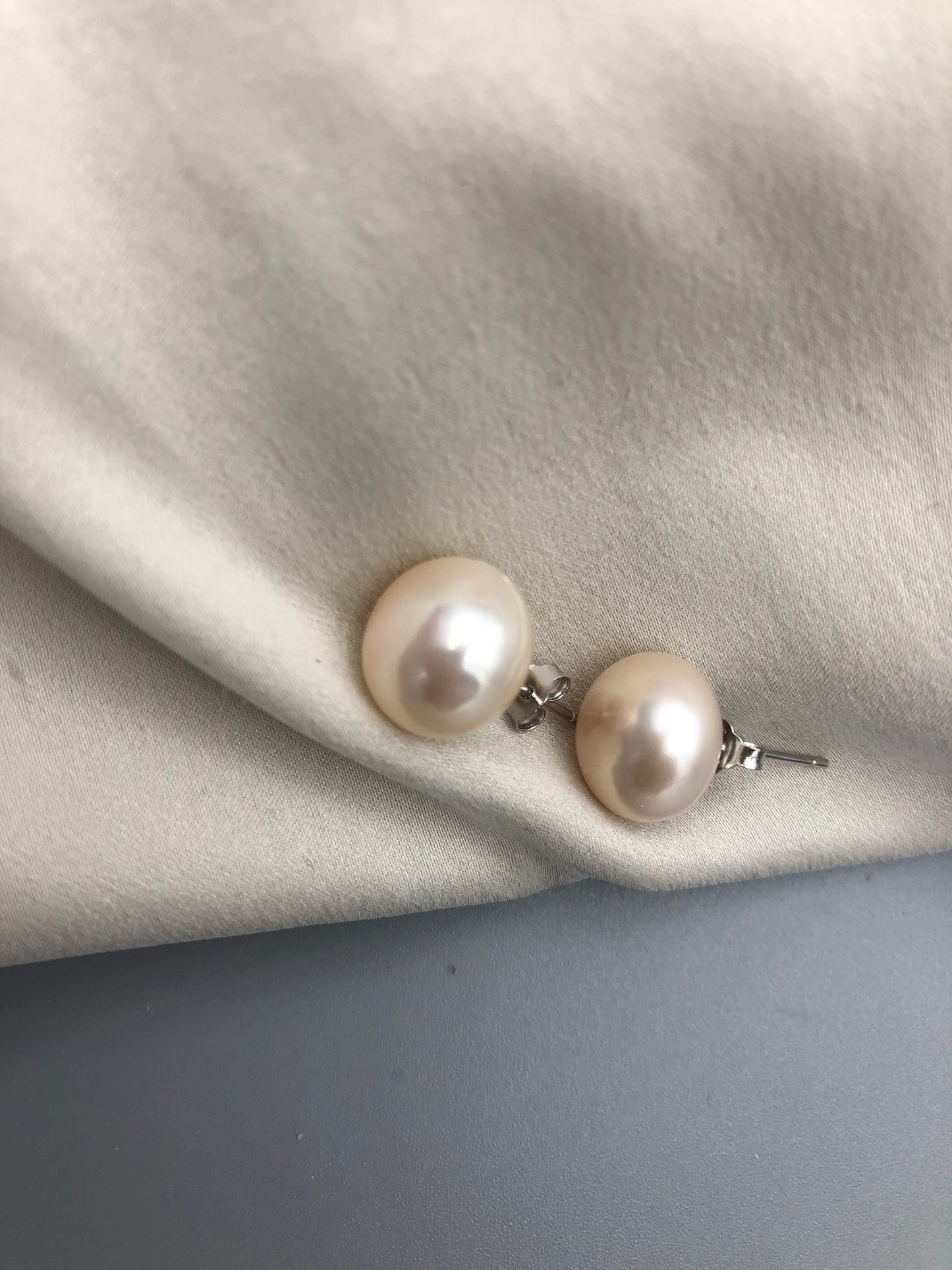 Pearl Stud 011
