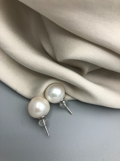 Pearl Stud 012